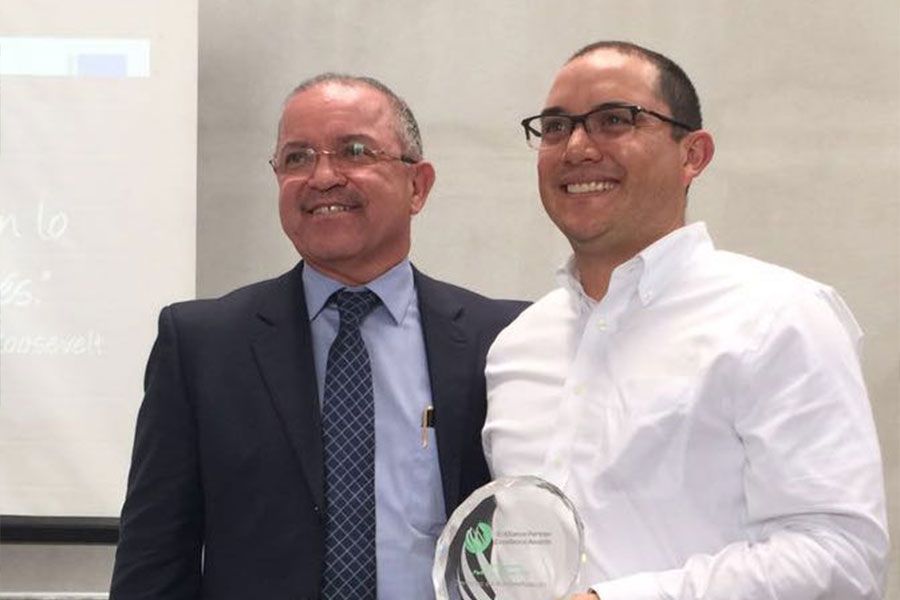 Schneider ElectricTM entrega premio mundial de excelencia a empresa costarricense