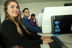 Gloriela Gonzalez y Byron Jimenez, miembros del equipo de atencion del Chat en Línea para clientes empresariales.