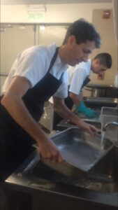 La gerencia del hotel perteneciente a la cadena internacional Marriott.