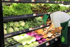 Acabados metálicos combinados con notas en madera reciclada son la tendencia del diseño.