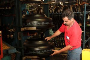 La empresa cuenta con aproximadamente 920 colaboradores directos. 