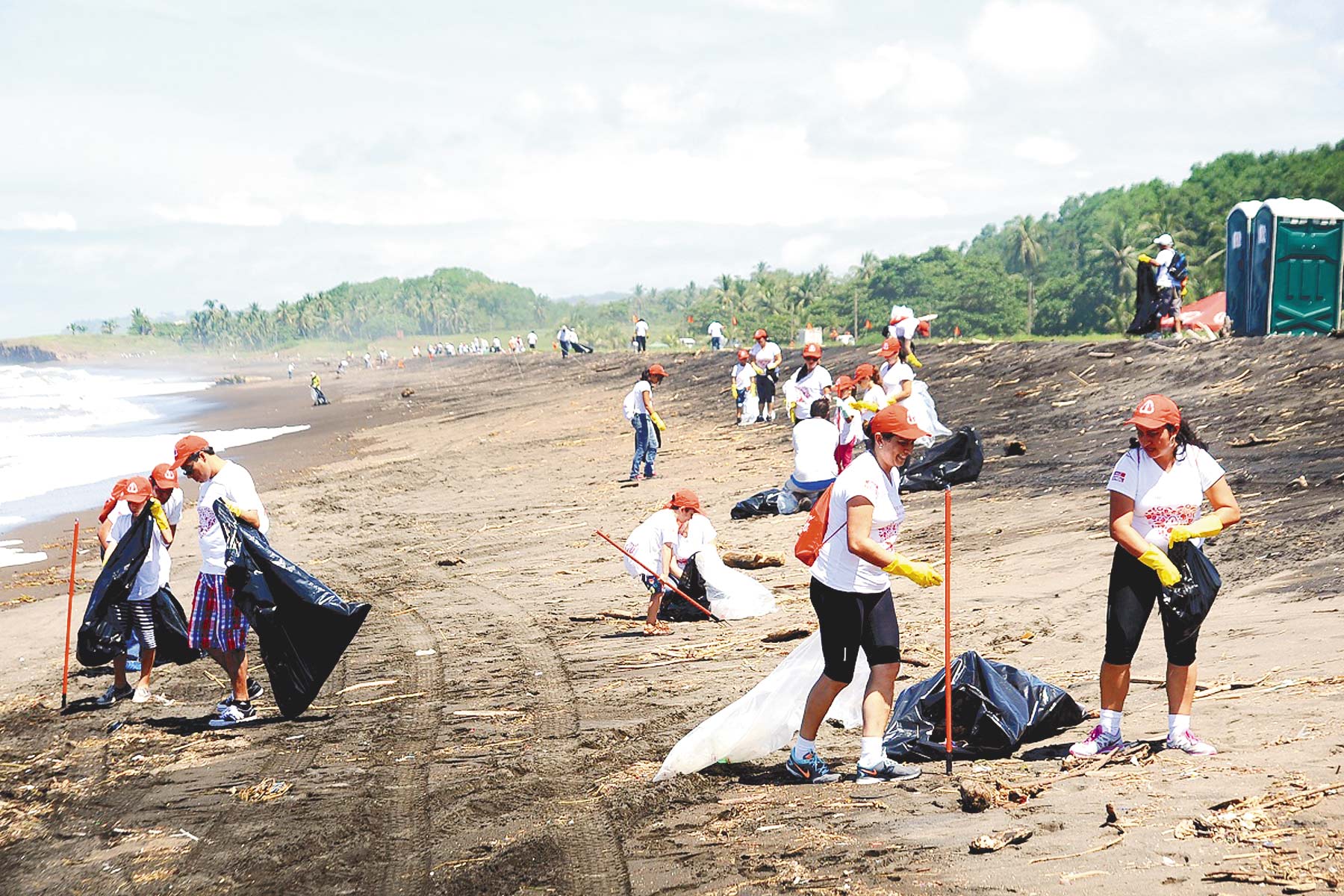 Campaña de limpieza protegerá Playa Conchal, en Guanacaste