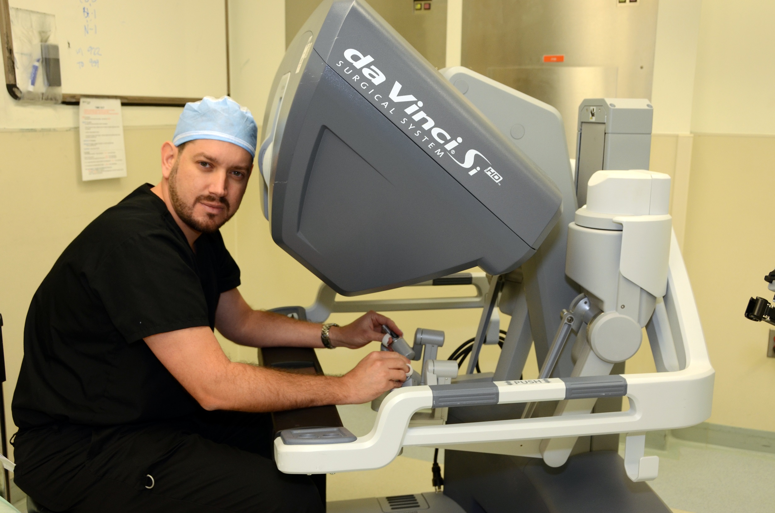 Holy Cross Hospital presentó la última tecnología en Cirugía Robótica