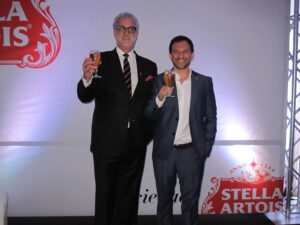 Chef Jake Denburg, Embajador de Sociedad Stella Artois y Mikele Marsicovetere, gerente de Mercadeo de Ambev Centroamérica.