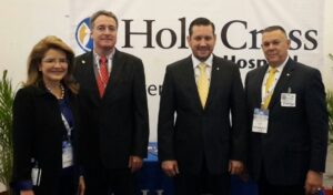  Julia Luz Bonilla de Samayoa, representante para Guatemala de Holy Cross Hospital, Dr. Francisco Cardona, presidente del 42 Congreso Nacional de Cirugía, Dr. Alexander Parr, jefe de la División de Cirugía General de Holy Cross Hospital y Dr. Manuel Mantecón, director del Departamento de Servicios Internacionales de Holy Cross Hospital.