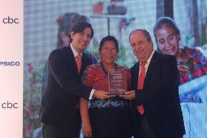 Roberto OIea, gerente general PepsiCo Bebidas Región Norte LABN, María Eugenia Tucubal, Asociación de Mujeres Parramos y Álvaro Castillo Monje, director de cbc. 