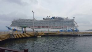 La mayoría de los cruceristas bajo  a tierra para disfrutar de los bellos parajes naturales.