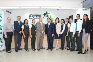 Julio Ramírez, vicegerente general de negocios de Banpro Grupo Promerica y el personal de la agencia.