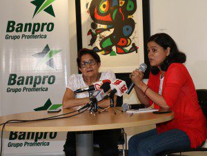 Juanita Bermúdez, coordinadora cultural de la FOG y Gladioska García, curadora.