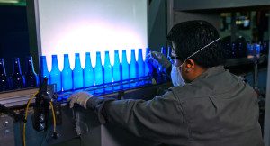 Vical cuenta en Guatemala con la única línea de producción en Centroamérica que colorea vidrio en tonalidades, azul, amarillo, grises, entre  otros.