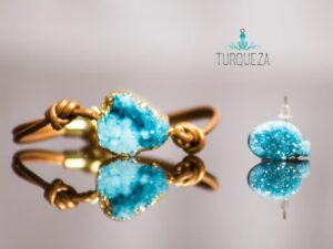 En la oferta de los expositores destaca la bisutería.