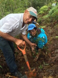 Colaboradores y miembros de la comunidad participaron en la siembra de los árboles.