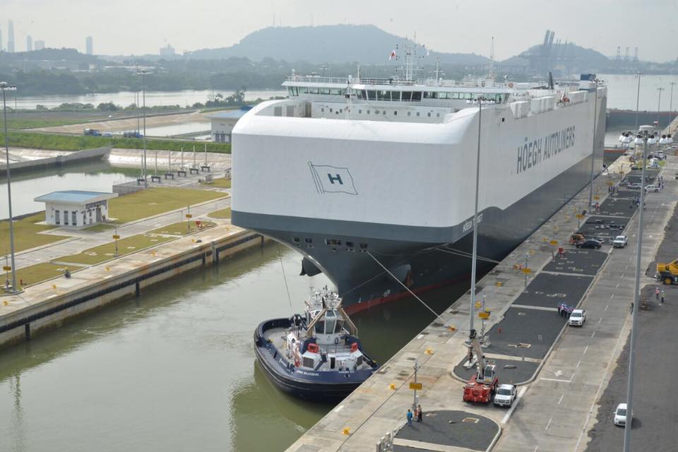 Buque portavehículos más grande del mundo pasa por el Canal de Panamá