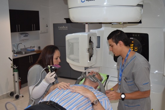 Dispositivo médico inmoviliza a pacientes para acabar con tumores cerebrales