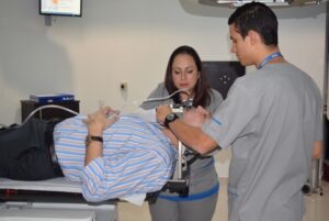 Juan Juárez es el primer paciente en Costa Rica, en tratarse con este nuevo dispositivo médico.