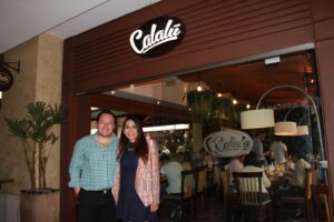 Álvaro Rivera Cabrera, gerente y fundador de Calalú junto a Maya Núñez de Rivera.