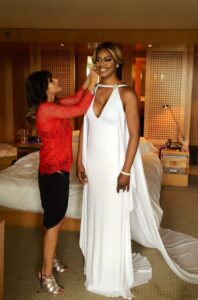 Christina Pacelli, asesorando a la actriz Laverne Cox.