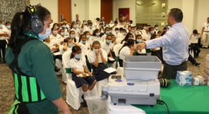 Los niños compartieron con los funcionarios del banco.