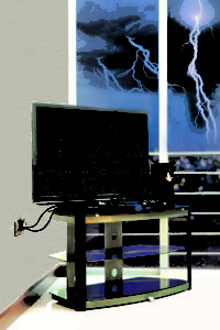 Un rayo que cae cerca de una línea de suministro eléctrico puede provocar daños en edificios situados a kilómetros de distancia.