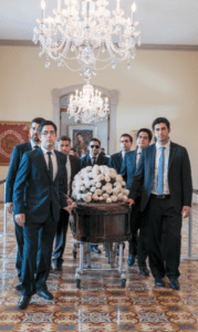 Los nietos mayores acarreando el féretro durante la misa.