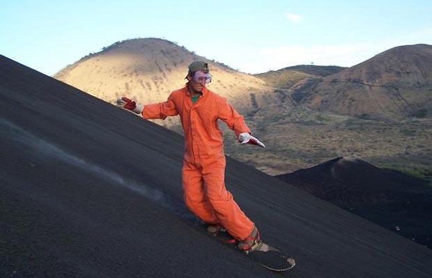 Cerro Negro facina a los turistas de aventura en Nicaragua