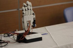 Galileo Hand es una prótesis biónica de bajo costo, que se trabaja con tecnología e impresión 3D. Su diseño y planos han sido desarrollados por estudiantes de la universidad.