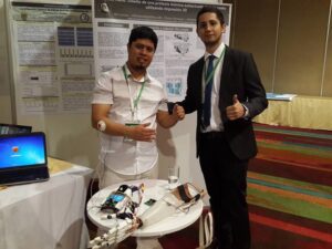 Julio Fajardo estudió ingeniería electrónica y es uno de los pioneros de este innovador proyecto que busca ayudar a gente de escasos recursos.