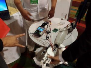 La versión biónica utiliza sensores, inteligencia artificial y otros mecanismos y tiene un costo promedio de US$350. Funciona conectando unos sensores al brazo que leen las señales musculares y las traducen en movimiento de la mano.