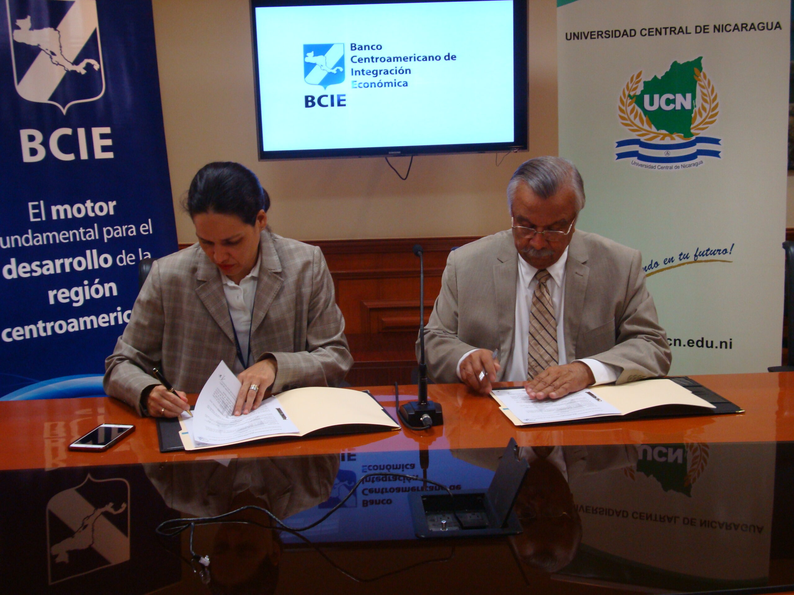 BCIE firma crédito educativo con la Universidad Central de Nicaragua