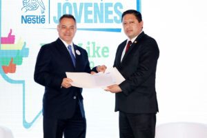 Ricardo Rivera, gerente general de Nestlé Guatemala junto al viceministro de trabajo, Mario Román. 