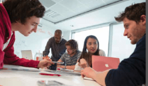 Los estudiantes encuentran en las aulas un lugar para darle forma a sus ideas.