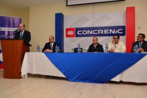 En el podio Sergio Egloff, Presidente de Productos de Concreto y en la mesa principal representantes de Concrenic.
