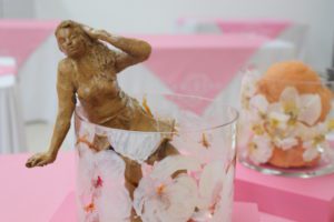 Sus obras están llenas de mensajes positivos, texturas y colores.