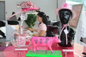 La exposición está abierta a todo público, de 11:00 a.m. a 6:00 p.m., de acuerdo con el horario de las tiendas Kristal.  