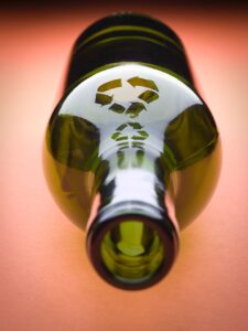 En 2015, la campaña de reciclaje de vidrio organizada por la Vidriera Guatemalteca recolectó 25 toneladas métricas de vidrio.