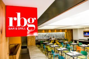 RBG Bar & Grill cuenta con una capacidad instalada para 70 comensales aproximadamente.