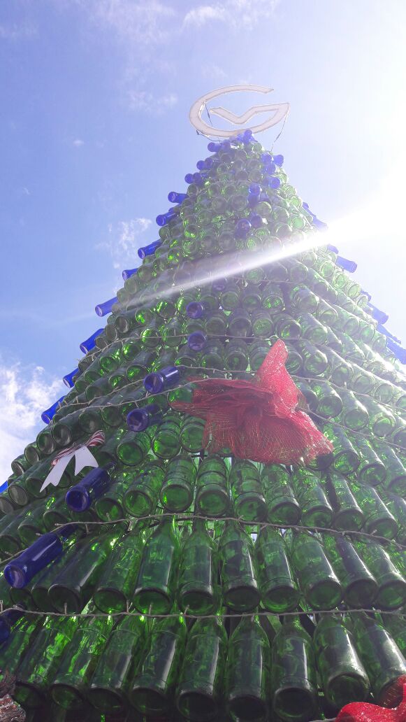 Vidrio ilumina árboles de Navidad guatemalteca