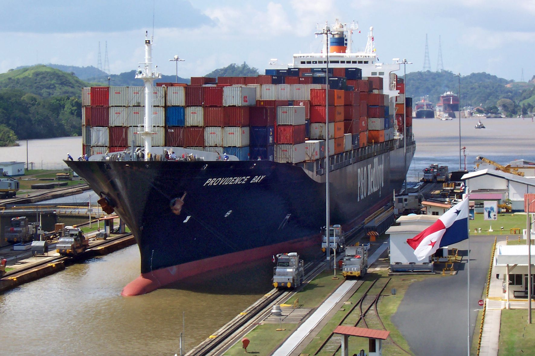 Tránsito del Canal de Panamá baja 21% hasta mayo