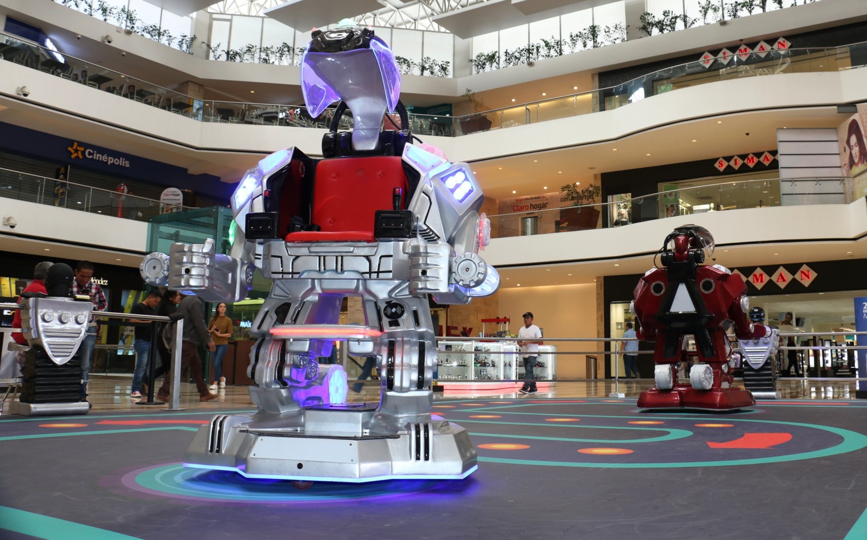 Robots gigantes en Miraflores