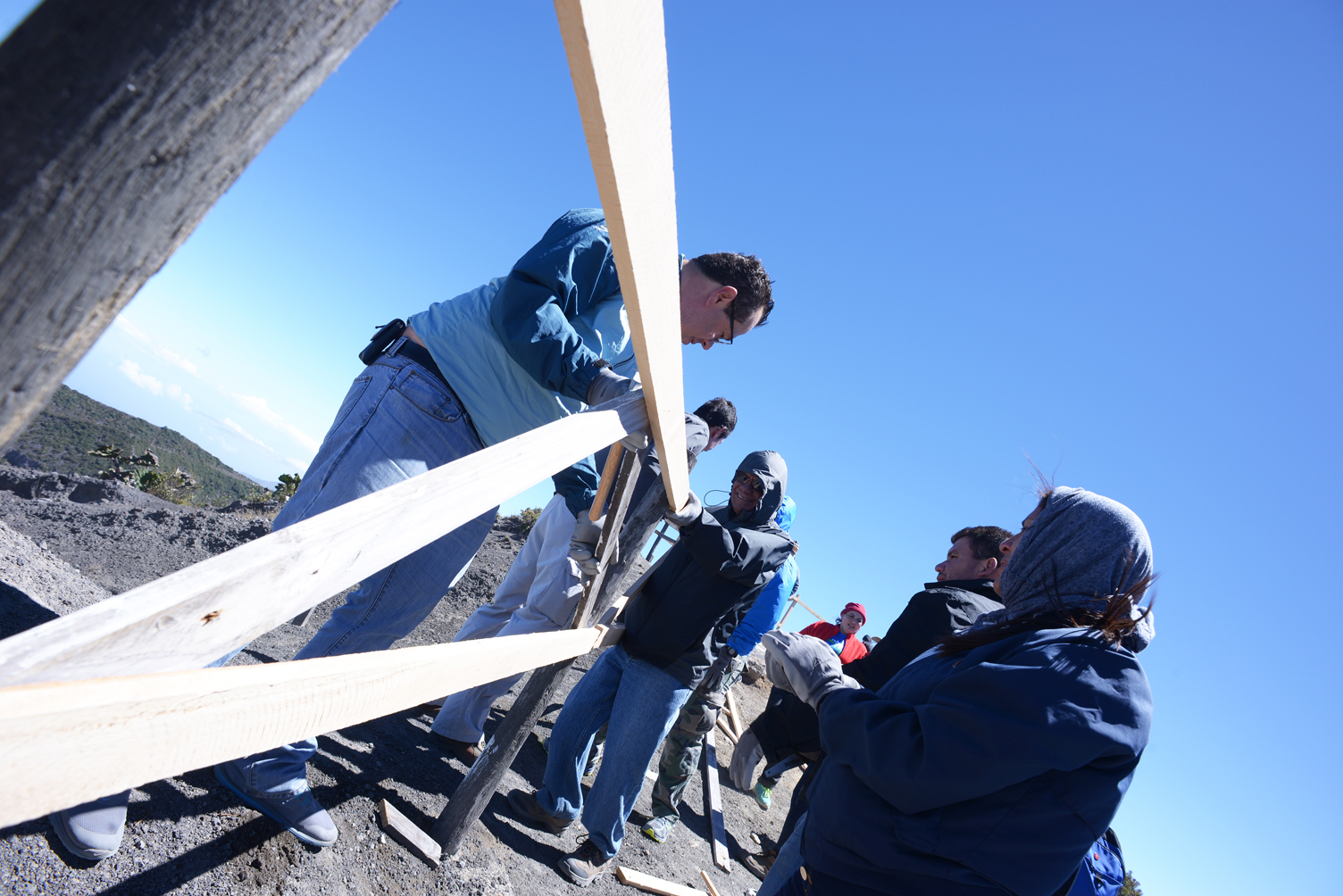 Barandas del Parque Nacional Volcán Irazú reconstruidas por voluntarios