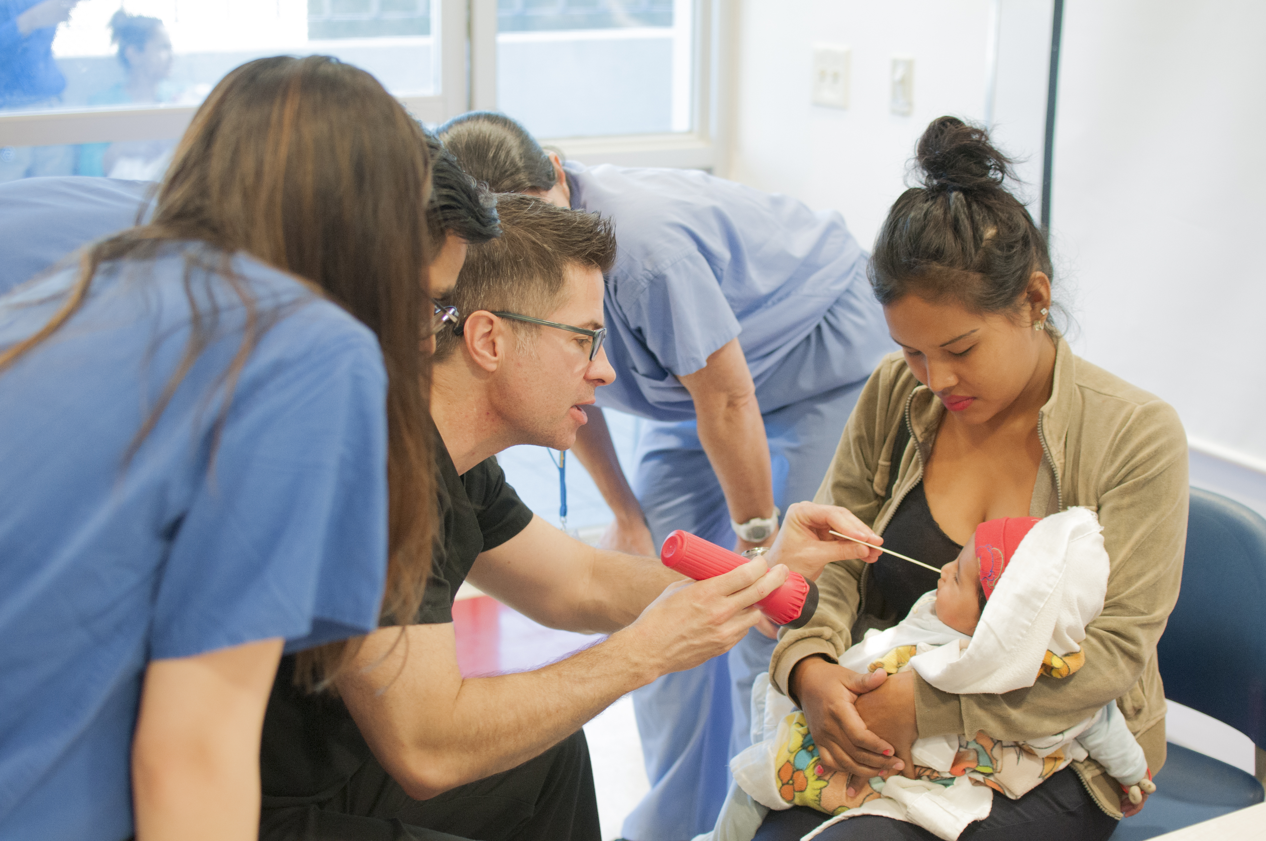 Aproquen y Hospital Johns Hopkins operan a niños con labio y paladar hendido