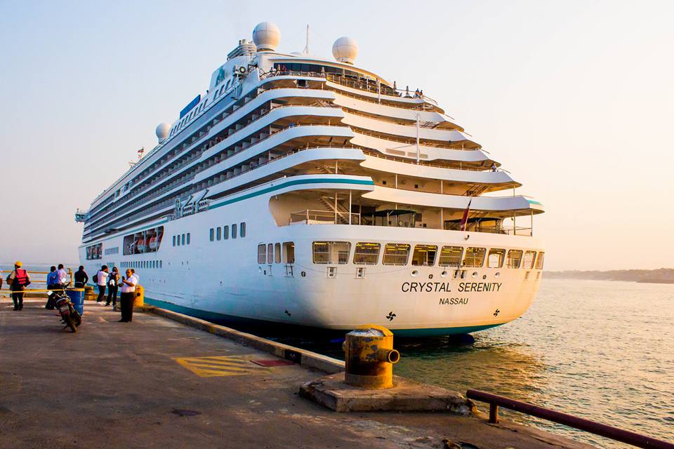 Crucero Crystal Serenity atraca por primera vez en El Salvador