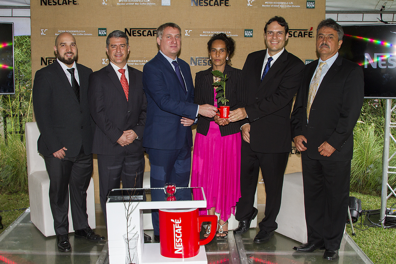 Plan Nescafé entrega plantas resistentes a la roya a familias guatemaltecas