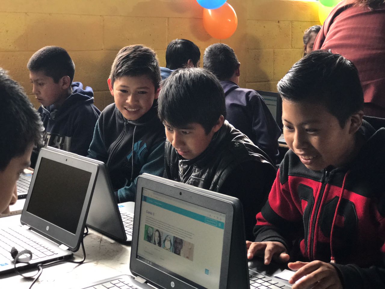 Inauguran primer Aula Digital Móvil en Patzún, Chimaltenango