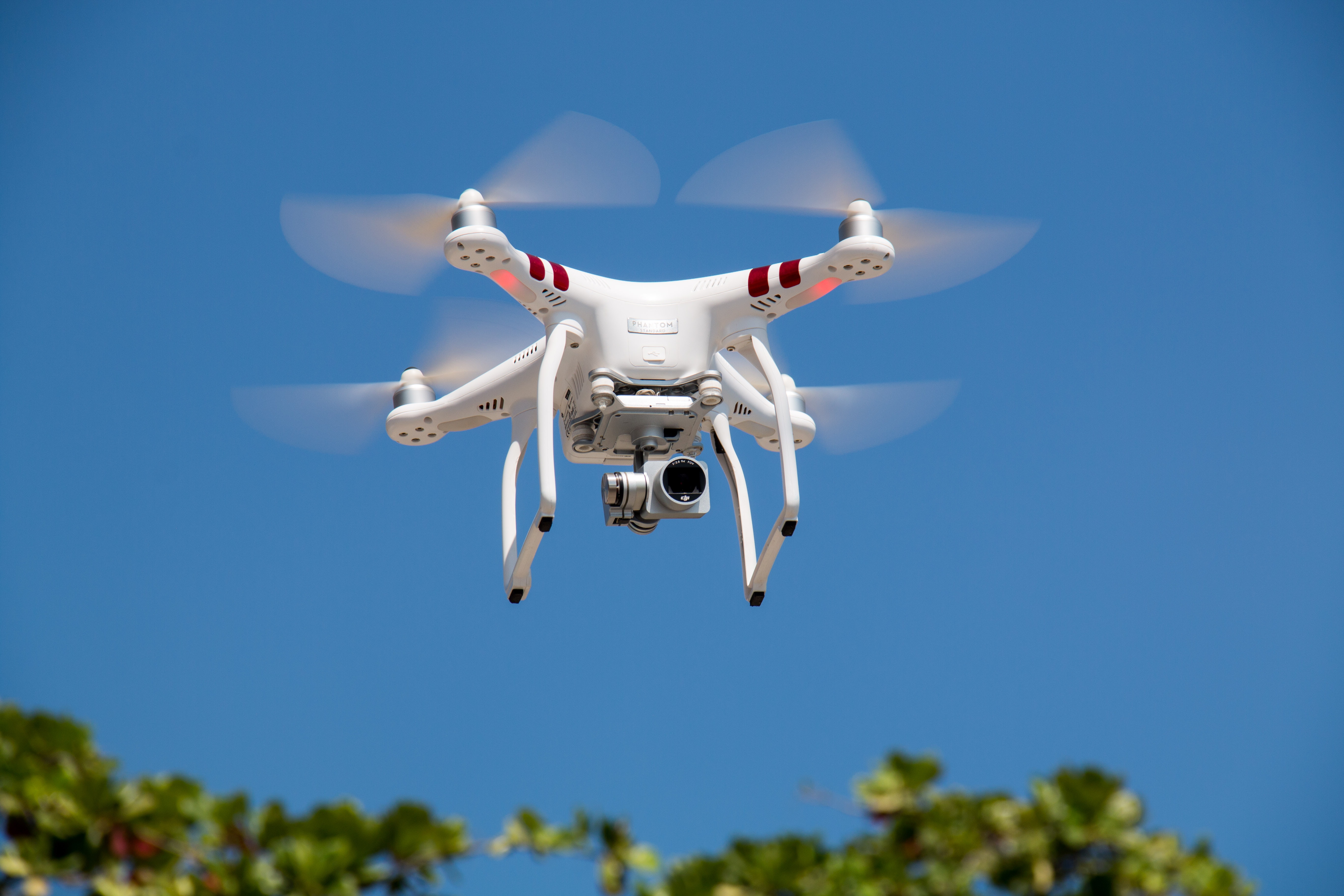 Drones y pilotos deberán estar al día ante la Dirección de Aviación Civil