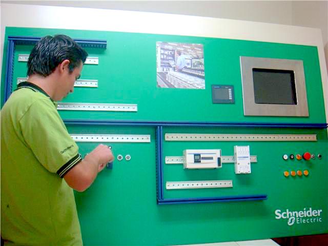 Schneider Electric invierte en educación para cerrar brecha energética