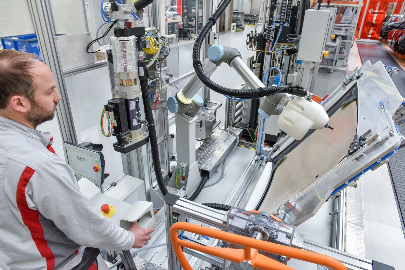 Colaboración entre humanos y robots facilita la producción de Audi