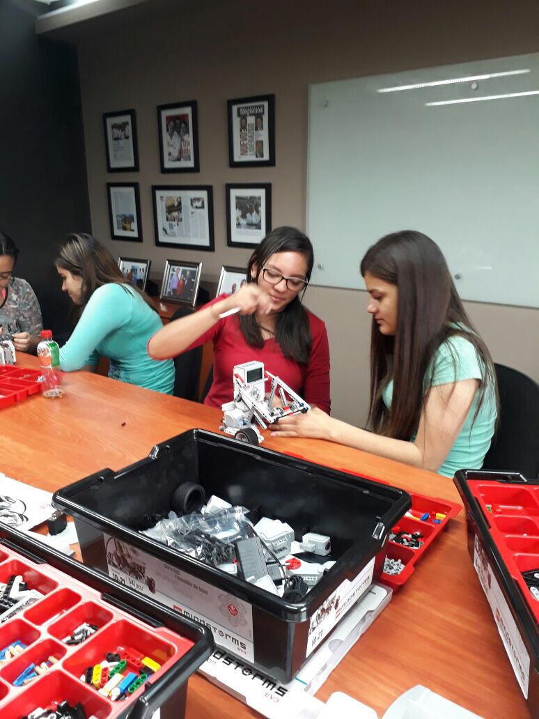 Seis estudiantes se preparan para participar en Olimpiada Nacional de Robótica