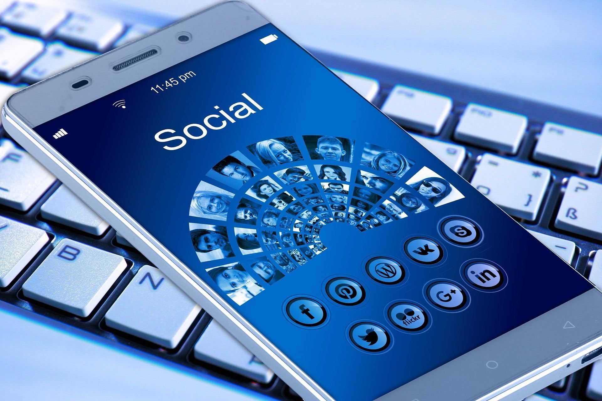 Uso de redes sociales permite una comunicación más relajada con los cliente