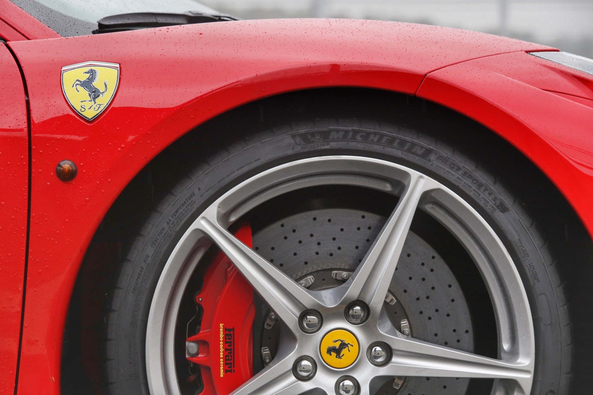 Adherencia de sus neumáticos puede salvarle la vida